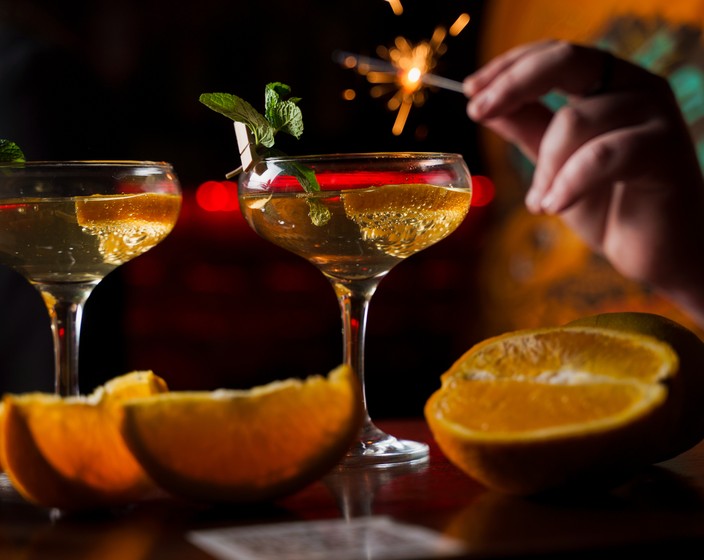 Midnight Mixology: 8 Iconic Cocktails for Your New Year’s Eve Toast