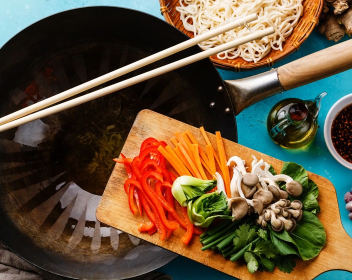 Lo Mein vs Chow Mein: What's the Difference and How to Cook It