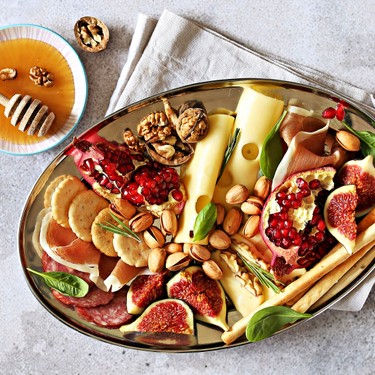 How to Make a Perfect Thanksgiving Charcuterie Board to Impress