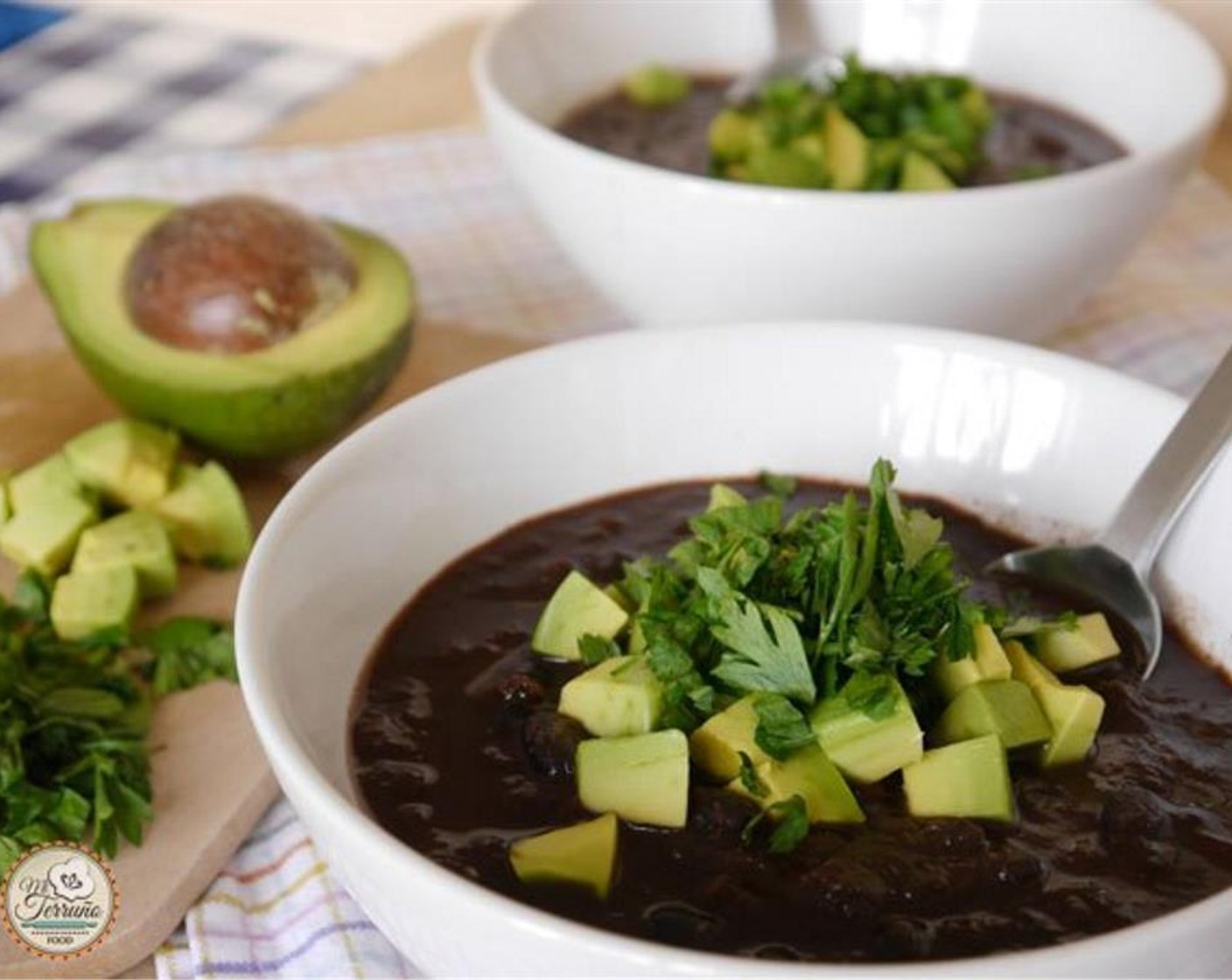 step 6 Serving options: Serve black bean soup with white rice or some white cheese. Alternatively, add avocado pieces, a sprinkle of Ground Black Pepper (1/2 tsp), white cheese. Traditionally, we also serve it with arepas.