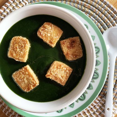 Black Garlic Spinach Soup with Crispy Tofu Recipe | SideChef