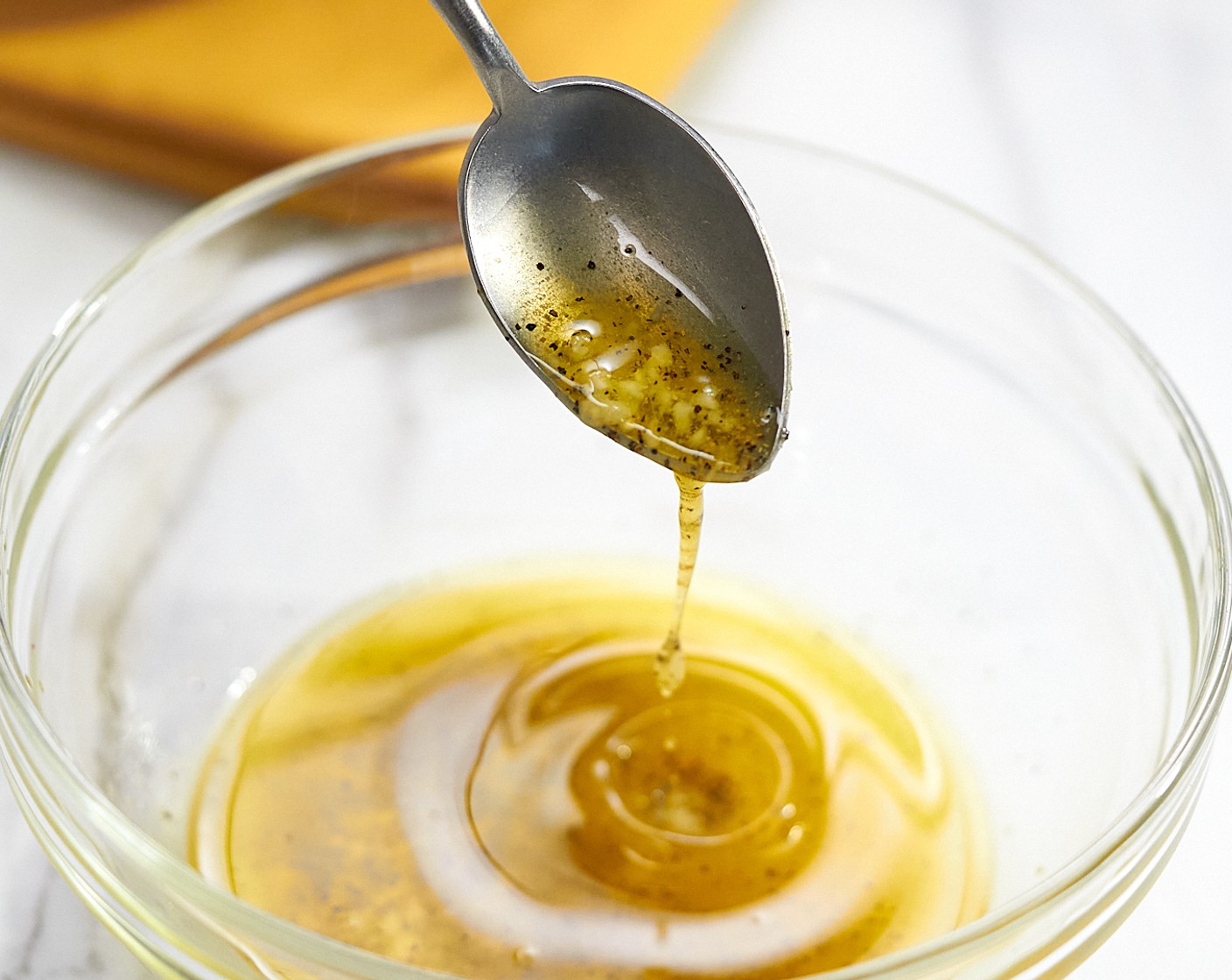 step 4 In der Zwischenzeit Olivenöl (2 Esslöffel), Butter (3 Esslöffel), Knoblauch (2 Zehen), Salz (1/2 EL) und Pfeffer, schwarz, gemahlen (1/2 TL) in einer kleinen Schüssel verrühren.