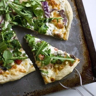 Goat Cheese Pizza with Arugula and White Sauce Recipe | SideChef