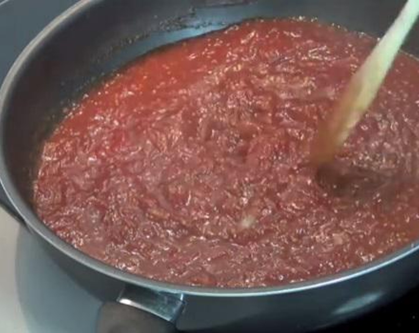 step 3 Bring the sauce to the boil. Reduce the temperature down to low and allow it to simmer for about 20 minutes.
