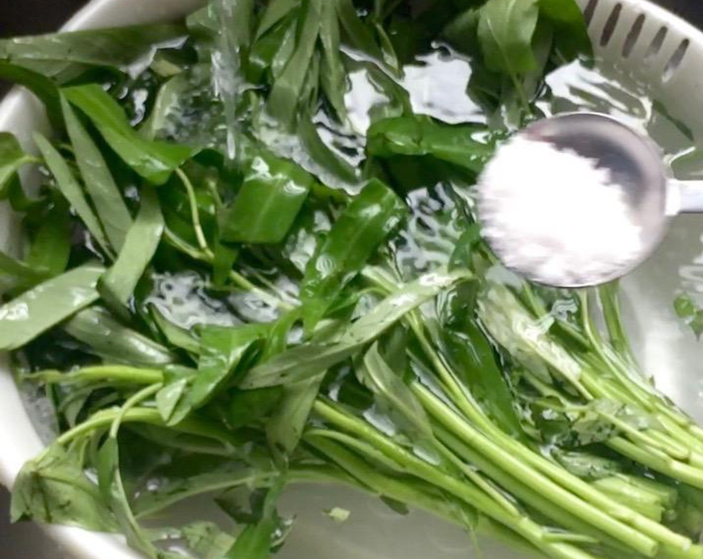 step 1 Wash and soak Chinese Water Spinach (6 cups) in salt water. Then drain well.