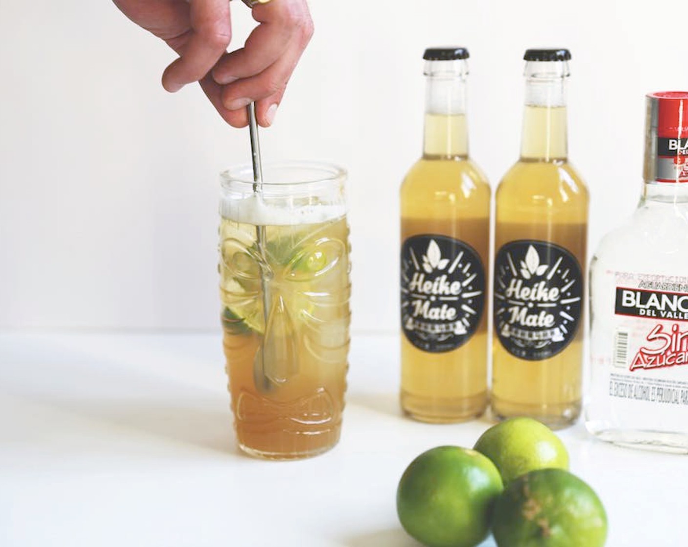 step 9 Give the mix a quick stir with the cocktail spoon. Garnish with a piece of lime and the Star Anise (1).