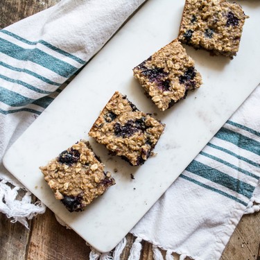 Blueberry Quinoa Oatmeal Breakfast Bars Recipe | SideChef