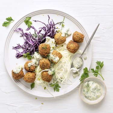 Veganer Kabissalat mit Falafel Rezept | V-Kitchen
