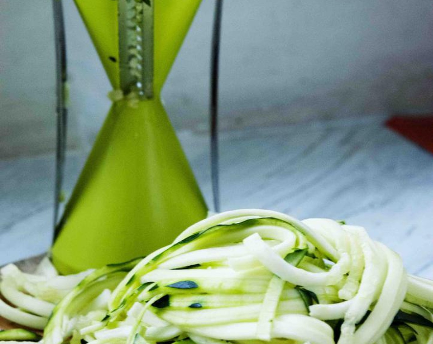 step 1 With a spiralizer, make strands from the Zucchini (1).