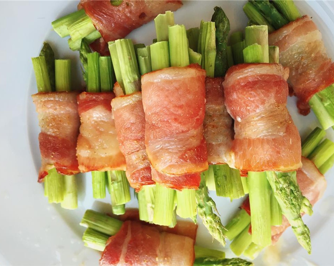 step 9 Bake the asparagus rolls for about 15 minutes until the bacon is golden and crispy. Serve hot.