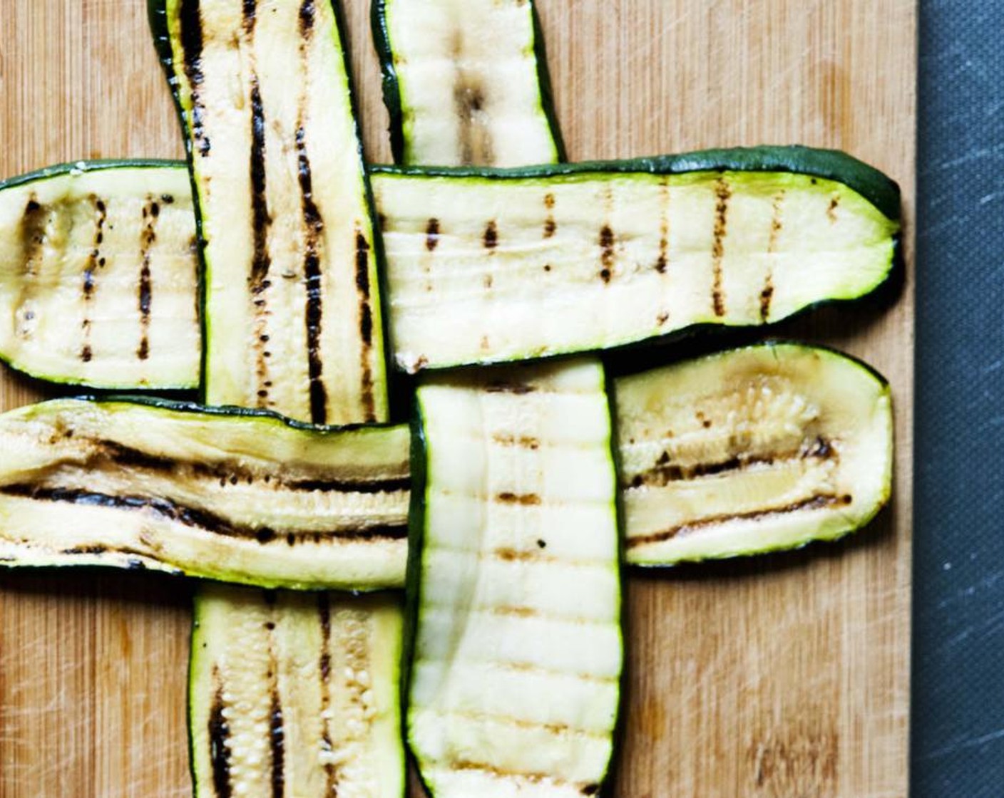 step 5 Take the Grilled Zucchini and interlace four slices as shown in the picture.