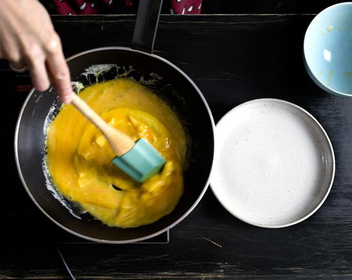 step 6 Then remove the skillet from heat (remove!), and start stirring the eggs, making 1 full circle per second, and count to 12.