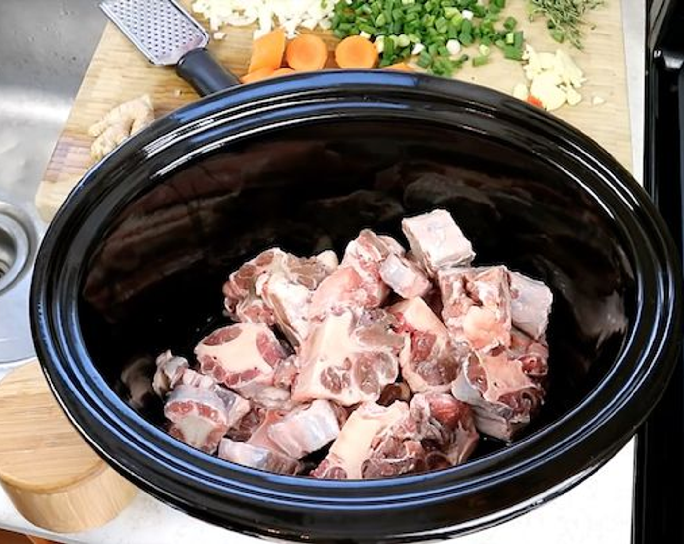 step 1 In a slow cooker add Oxtails (4 lb).