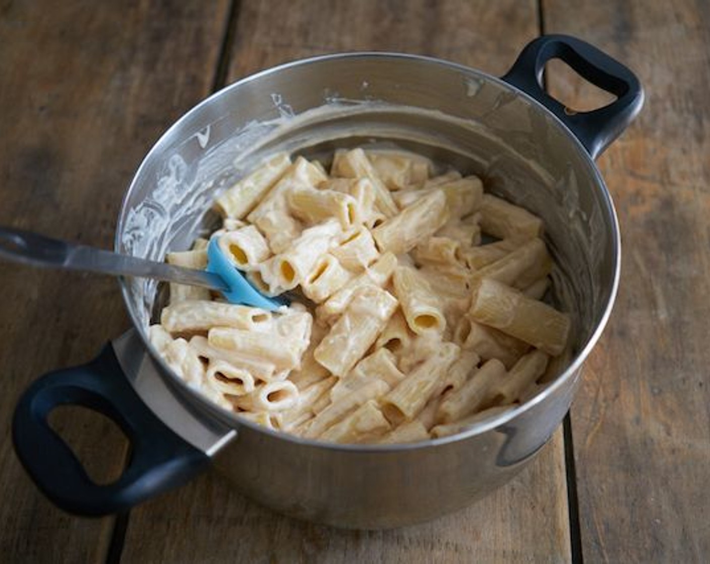 step 10 Add the béchamel sauce to the noodles and incorporate thoroughly. Make sure it's well mixed, with sauce coating the noodles inside and out.