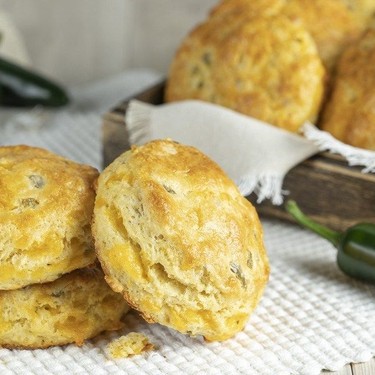 Flaky Jalapeño Cheddar Biscuits Recipe | SideChef