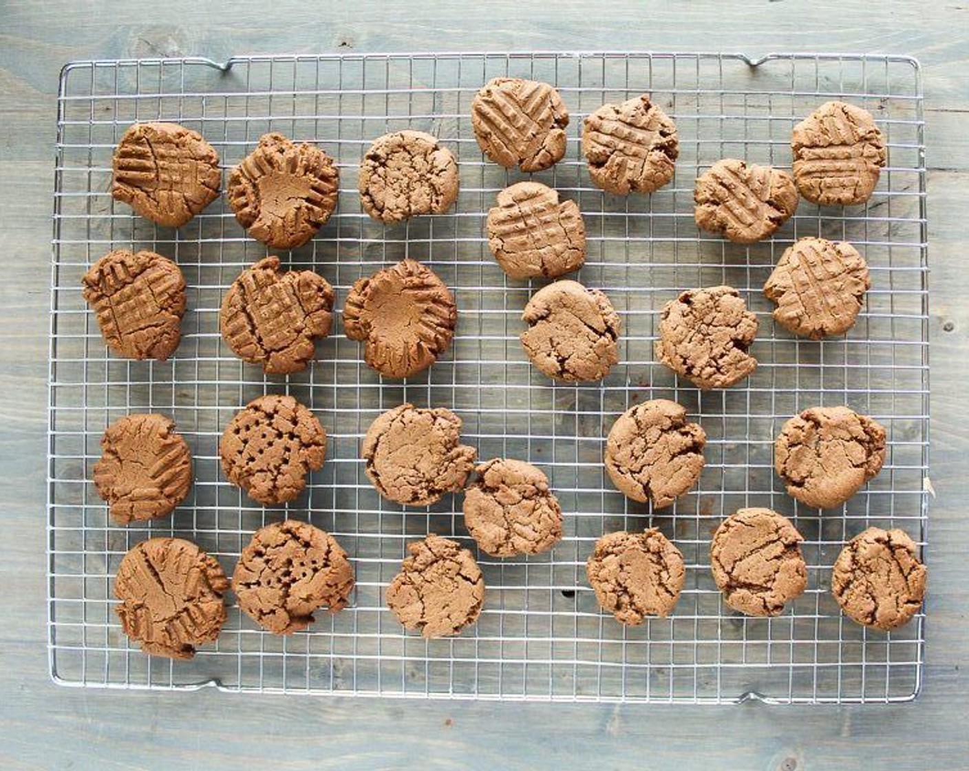 step 8 After 1 minute, transfer the cookies to a wire rack to cool.