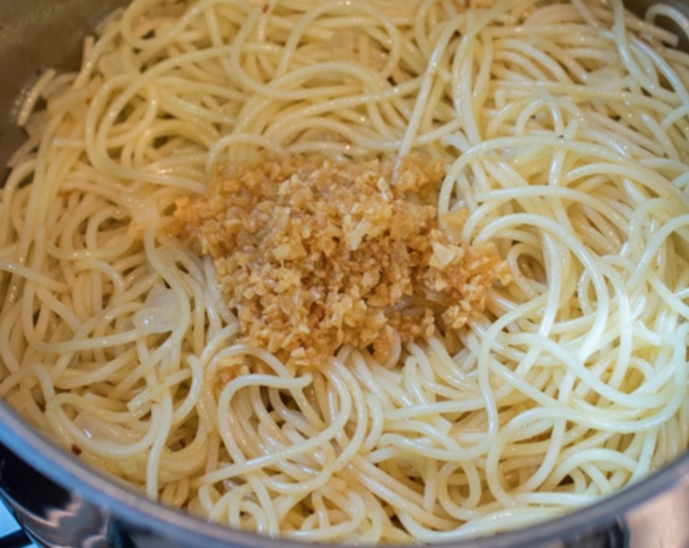 step 7 When the onions turn translucent, turn off the heat. Add the pasta and all of the mojo the ajo, which is the oil and the garlic. Toss well using a pair of tongs.