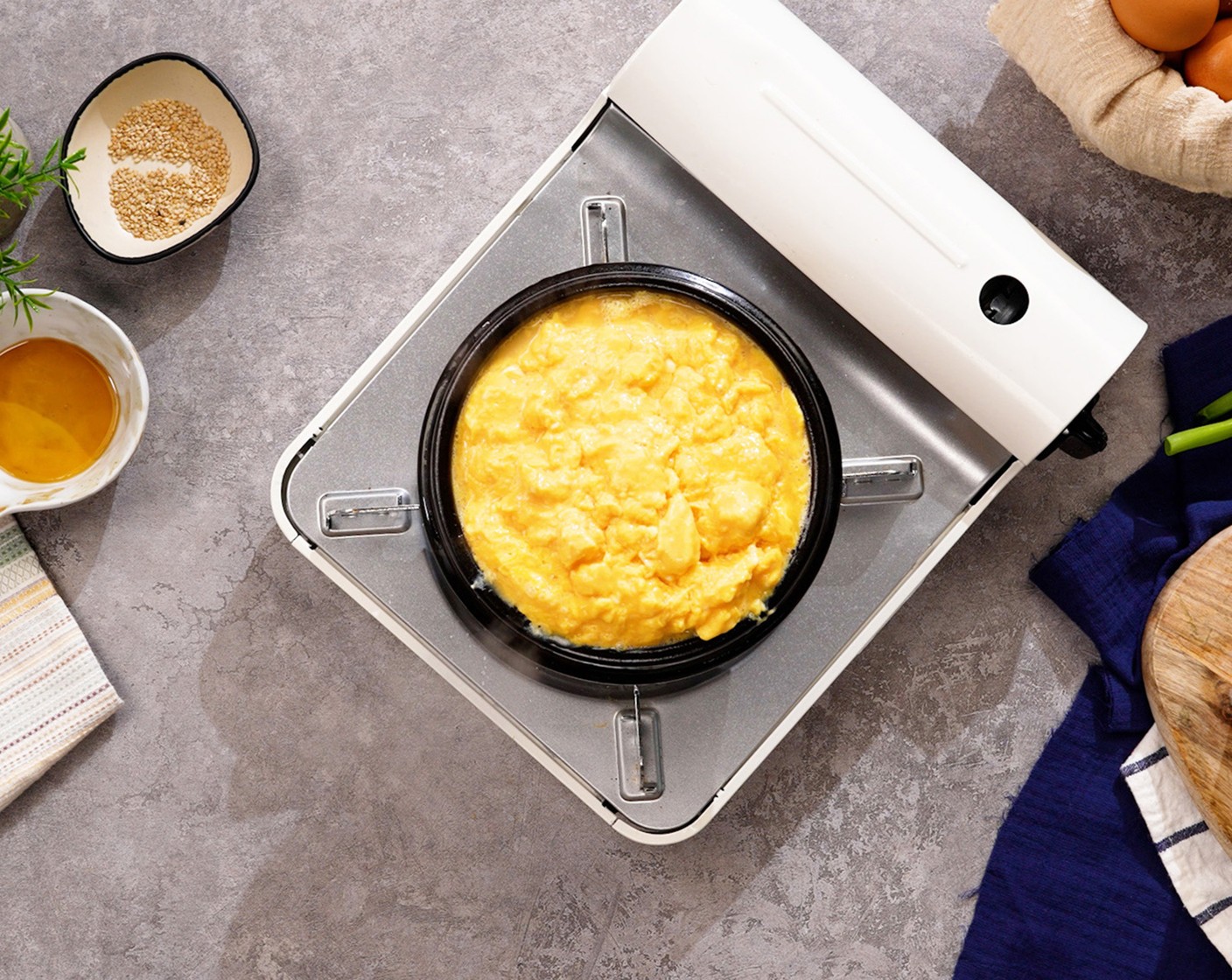 step 4 Cover with a dome-shaped bowl. Reduce the heat to low and continue to cook for about 3-4 minutes.