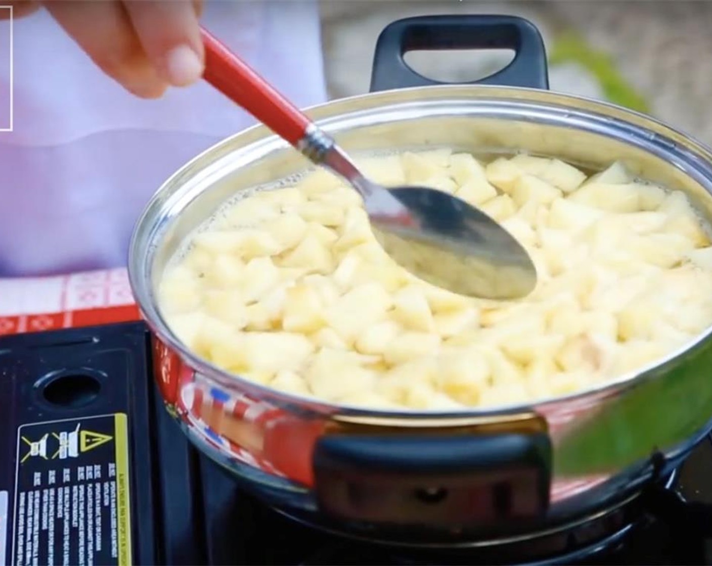 step 3 Boil the apples on a medium heat for 10 to 15 minutes or until they begin to soften.