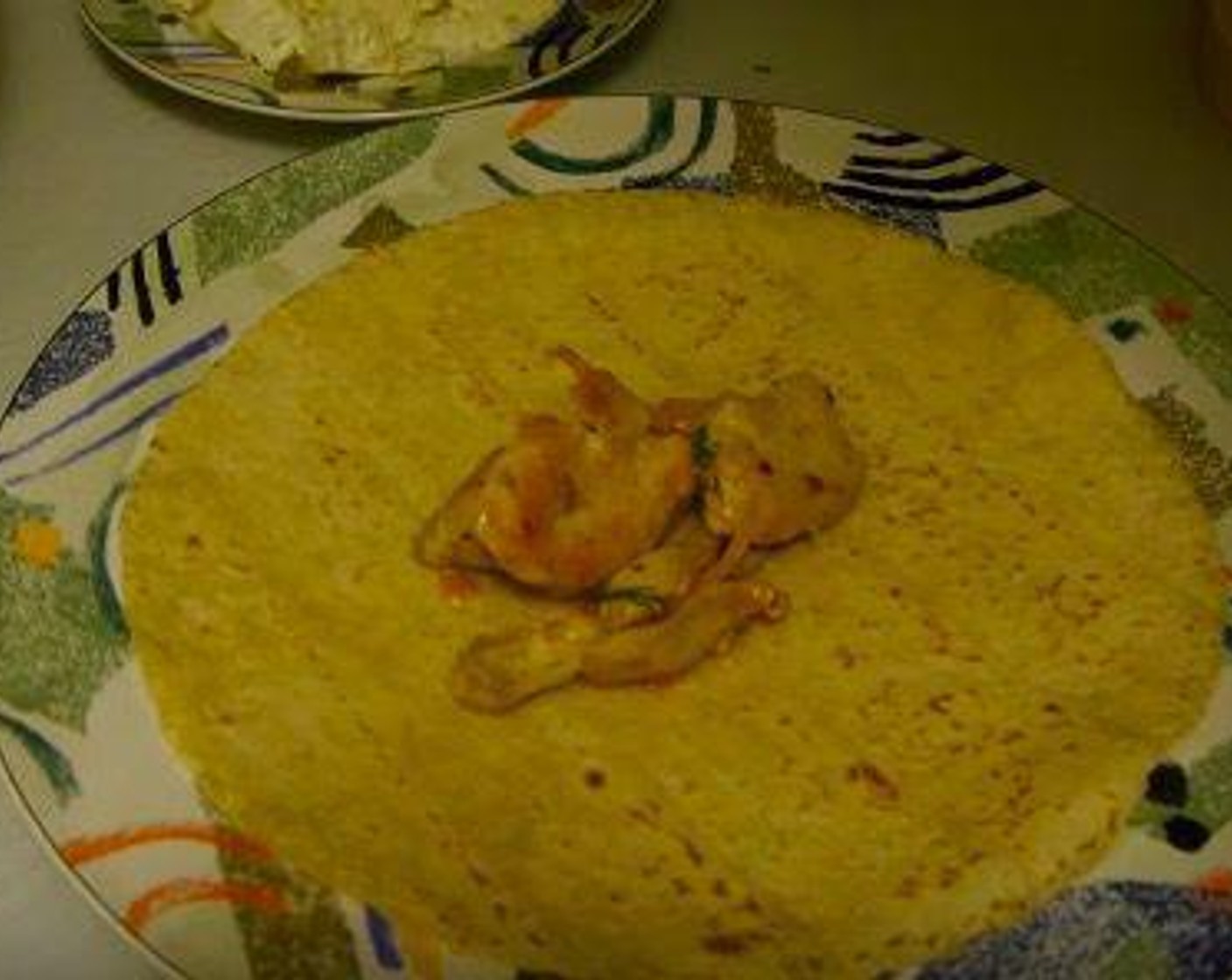 step 2 Place 3 or 4 pieces of cooked chicken in the middle of the Large Flour Tortillas (4).
