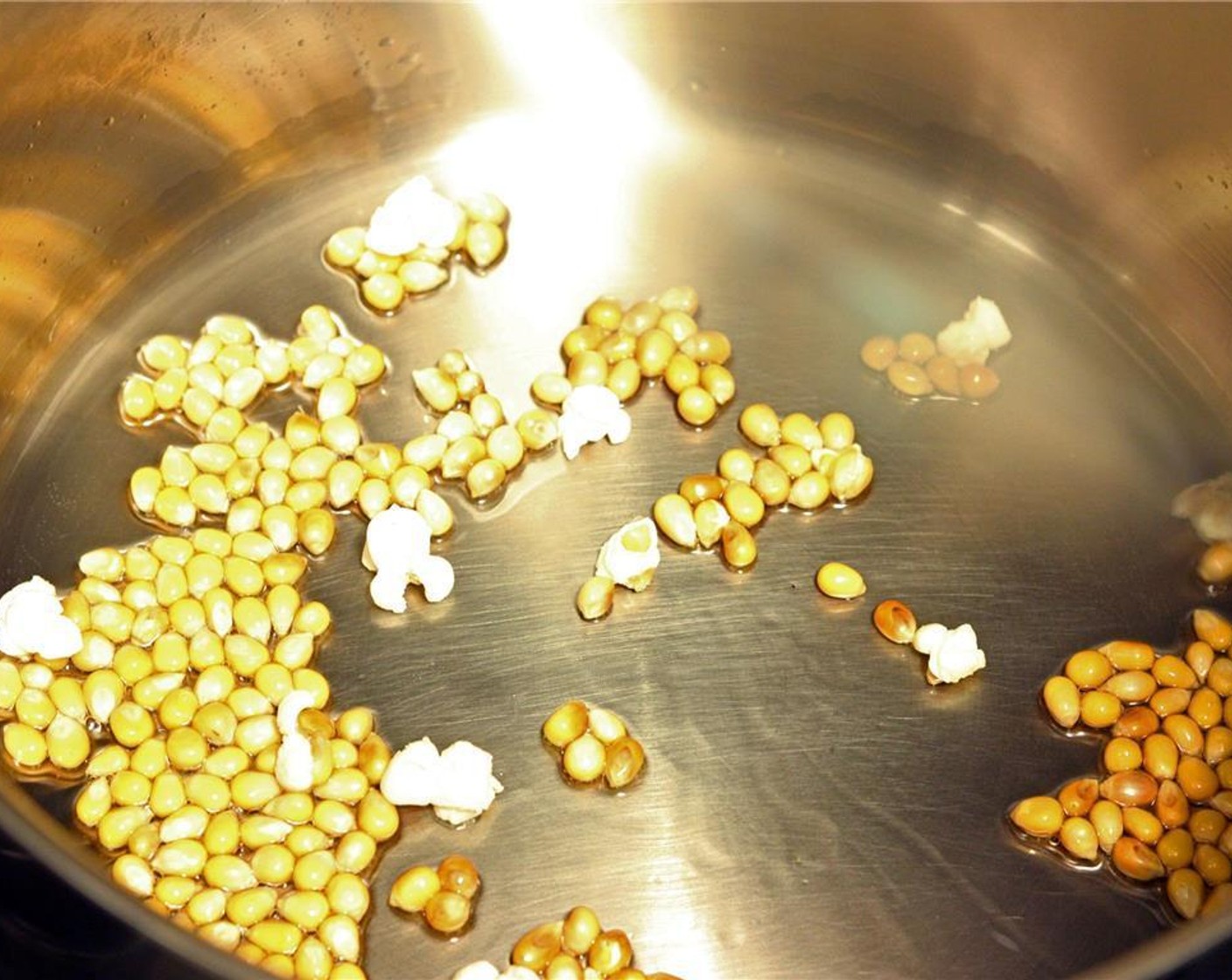 step 4 The oil will begin to sizzle lightly around the edges of the kernels. Once the first couple of kernels pop, quickly place the lid on the pot. Continue to shake back and forth until about the popping frequency reduces to 1-2 seconds.