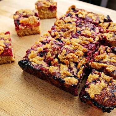 Berry Crumble Cake Recipe | SideChef