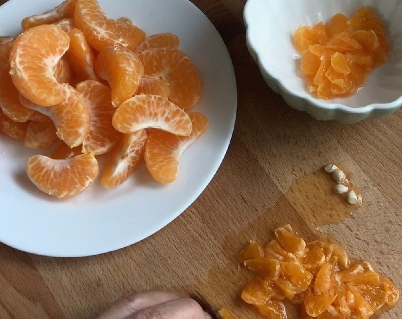 step 3 Then, using a sharp knife, cut the segmented mandarin oranges into small pieces and set aside.
