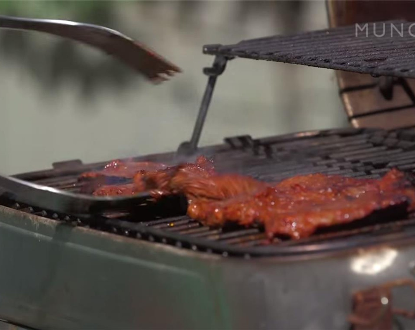 step 6 Flip the carne asada when the steak has a nice sear. Cook for another 1 to 2 minutes.