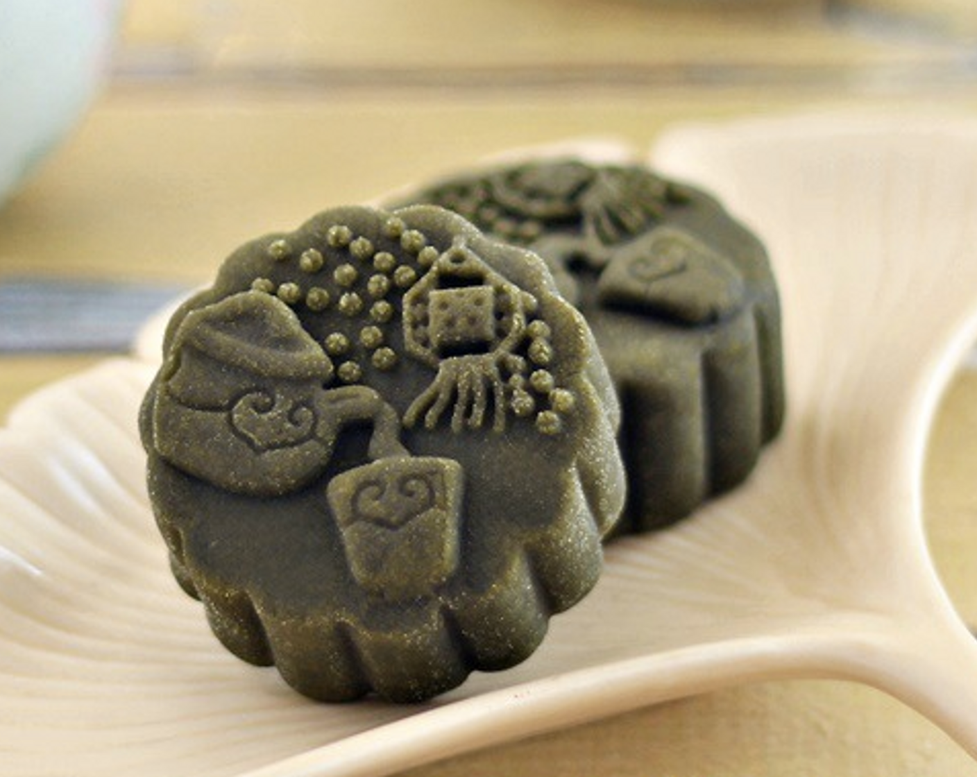 step 9 Leave mooncakes to cool down completely before storing into an airtight container. This mooncake can be eaten immediately after baked or wait for about 3 days for the mooncakes for skin to soften (回油) before serving.