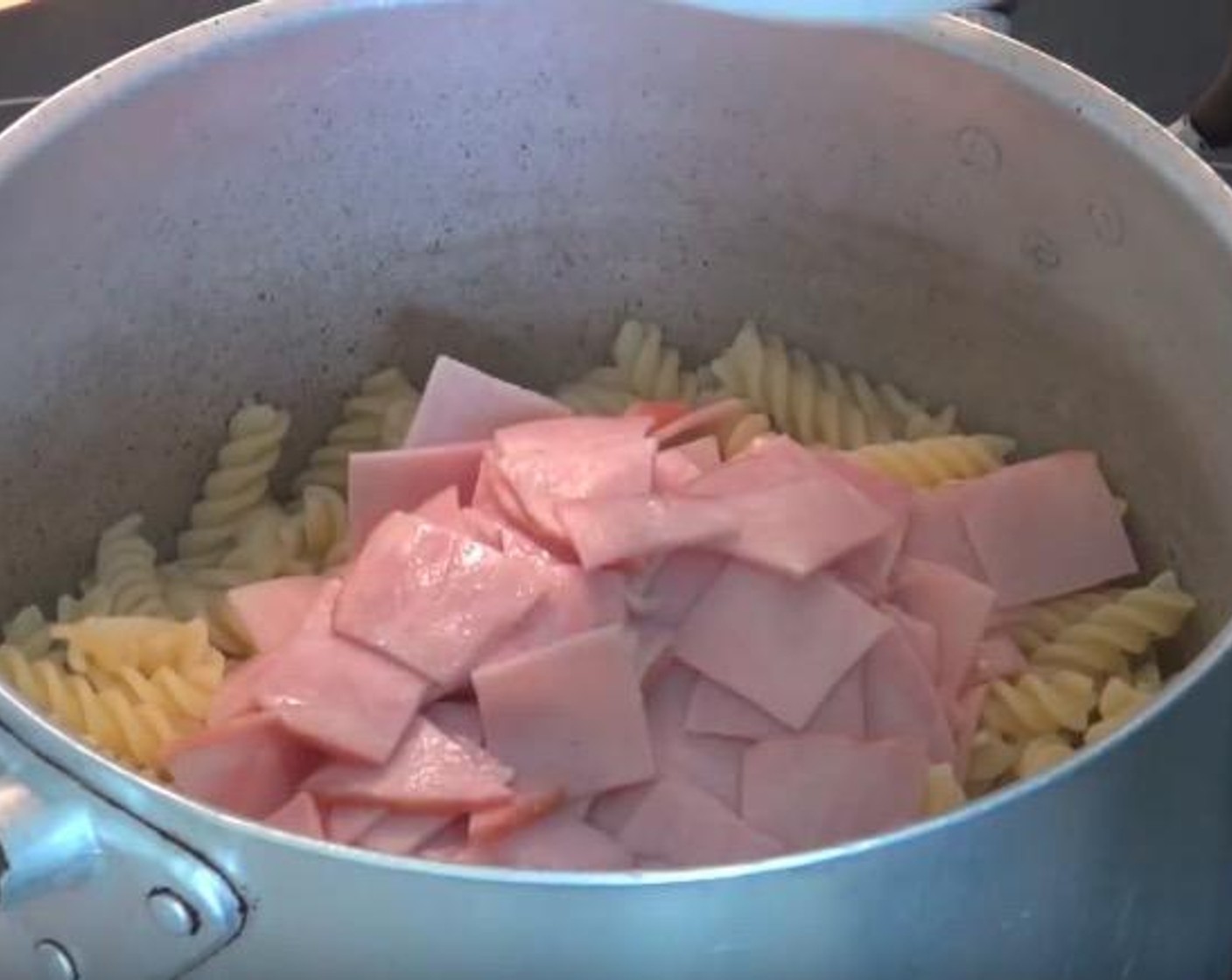 step 2 In a large pot, add Pasta (1.1 lb), Ham Slices (7 oz) and egg mixture. Over a low heat, cook for 2-3 minutes, until everything is warmed through.