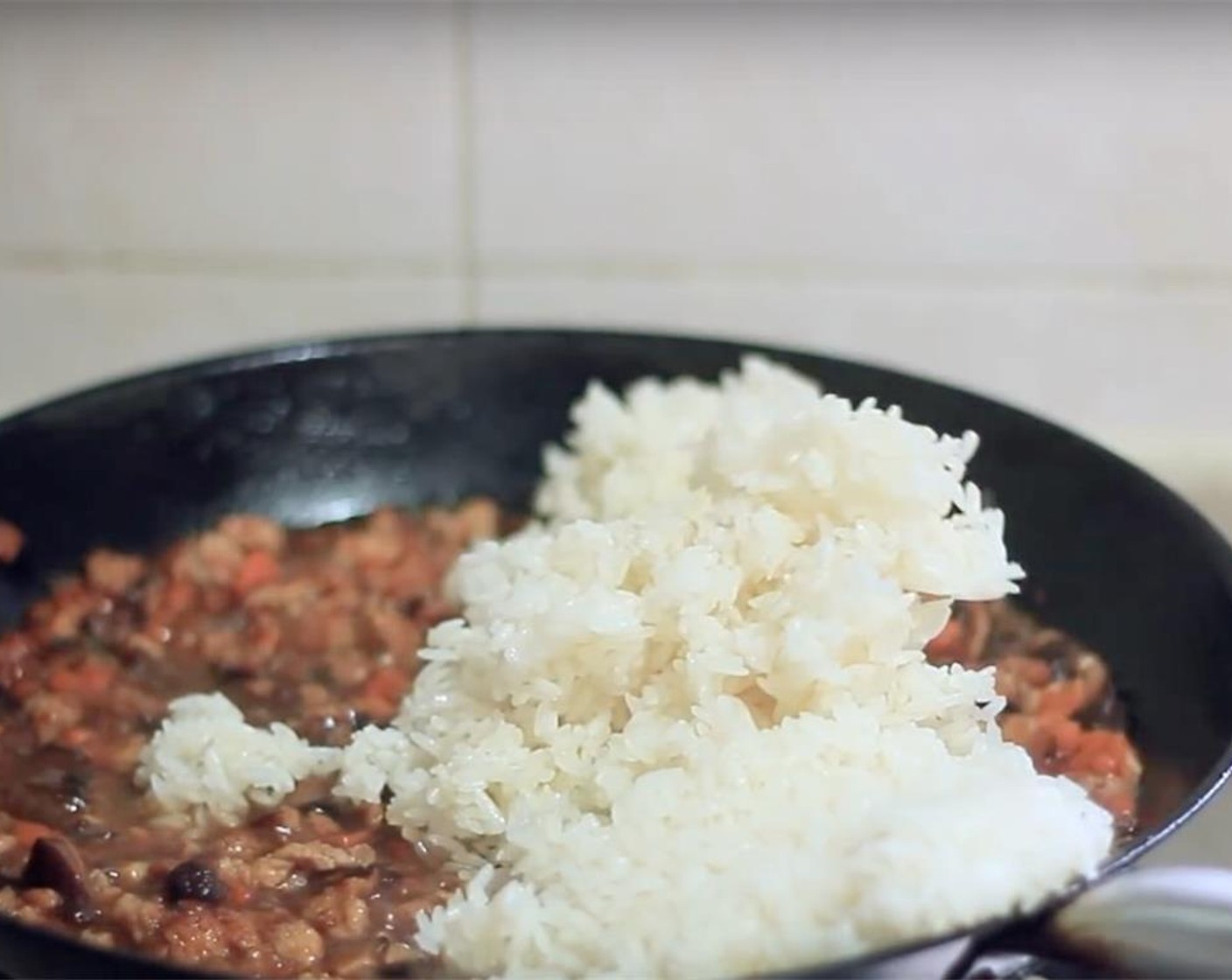 step 8 Add the steamed rice and heat until the sauce is almost absorbed.