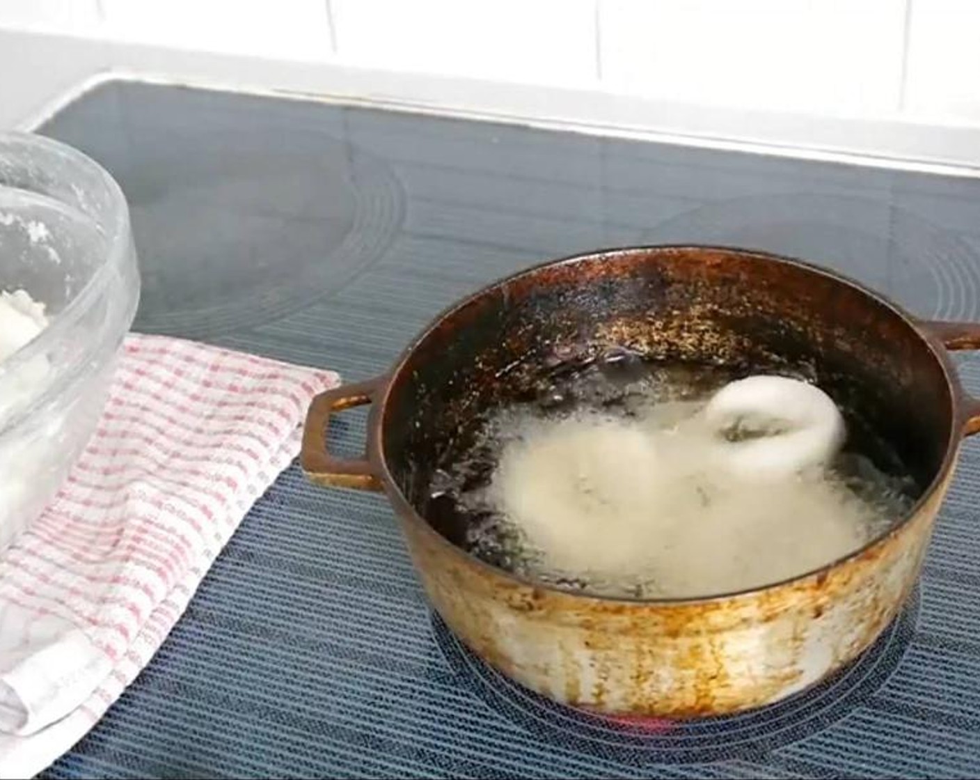 step 4 Fry each fritter at medium temperature until they turn golden brown, approx 8 to 10 minutes. Once golden brown, remove them from the oil and place them over kitchen paper to absorb the excess oil.