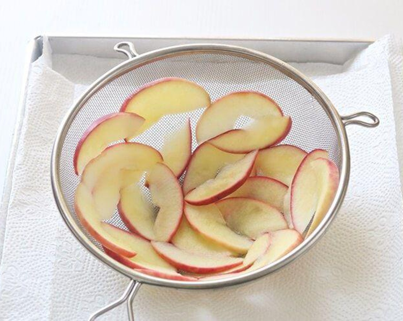 step 4 Drain the apple slices and dry them with kitchen towel.