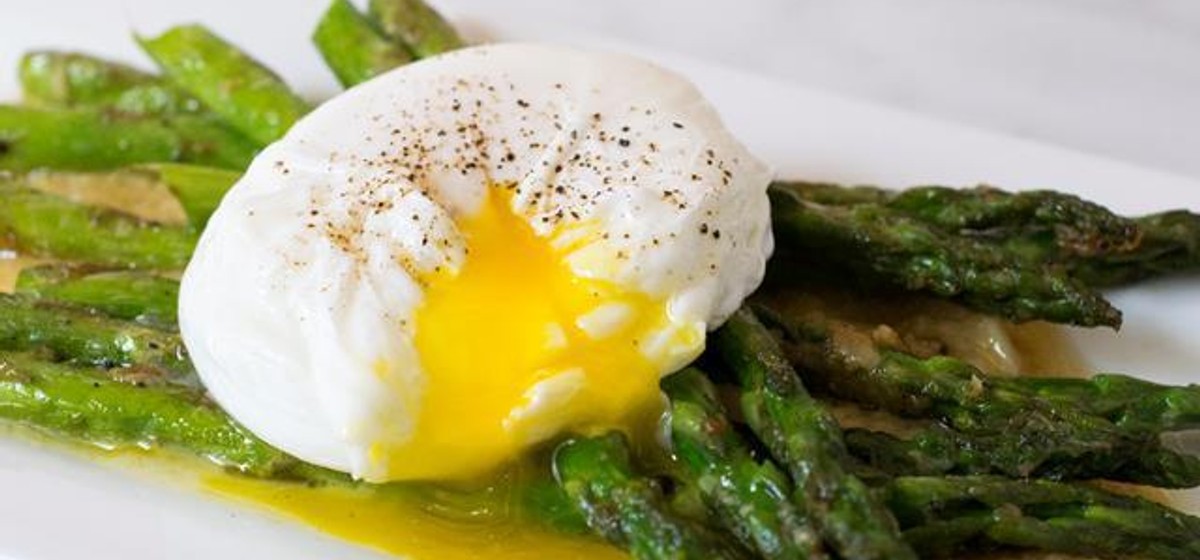 asparagus-poached-egg-roasted-garlic-miso-butter-recipe-sidechef