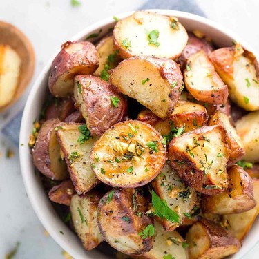 Crispy Garlic Roasted Potatoes Recipe | SideChef