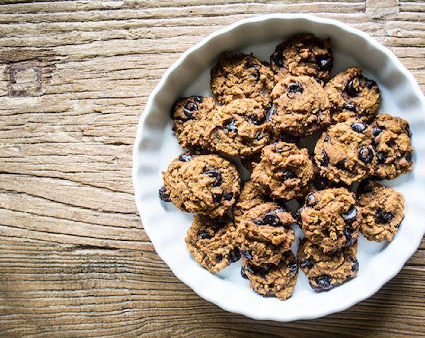 step 5 Place the cookies in the oven and bake for 18-20 minutes or until edges are golden brown. Keep an eye on cookies as they bake, you want them to be slightly firm, but of course not burnt! Let cookies cool on the baking sheet, then eat! Or remove and store in an airtight container. Serve and enjoy!