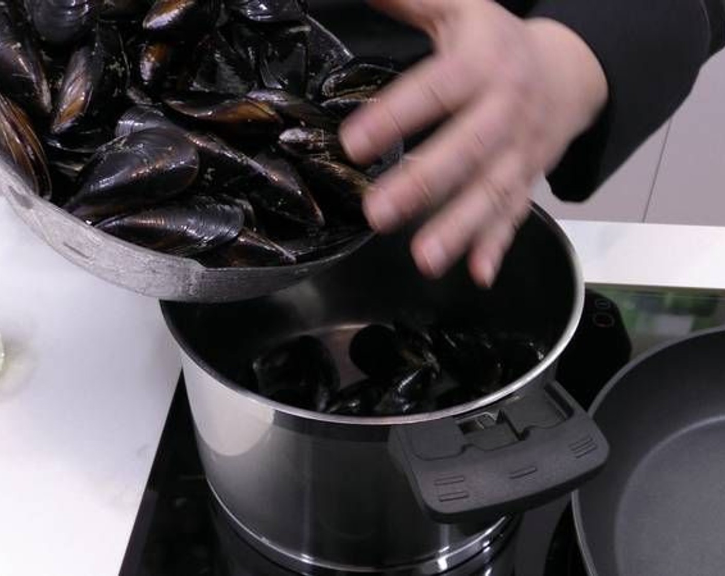 step 1 Clean the Fresh Mussels (4.4 lb) and place in a large pot together with White Wine (1 cup).