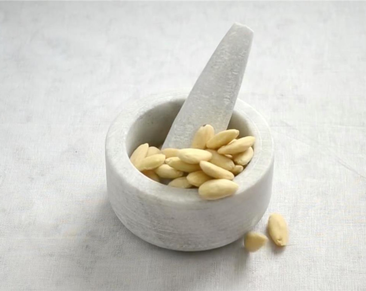 step 2 Peel and grind the cooked almonds in a food processor or mortar until the granules are 2-3 millimeters in diameter.