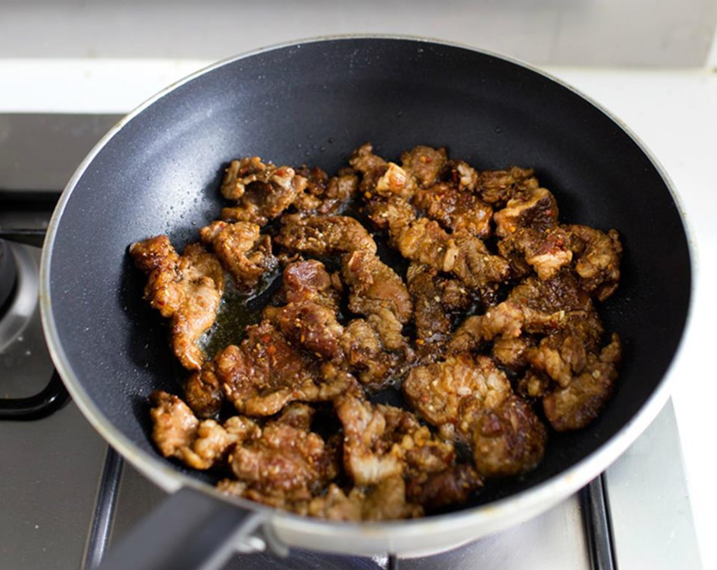 step 20 Let caramelize for 30 sec without moving, then start sautéing just until they are no longer pink.  Add the first bowl with the onions and bean sprouts and cook just until it starts to soften, then transfer to a bowl.