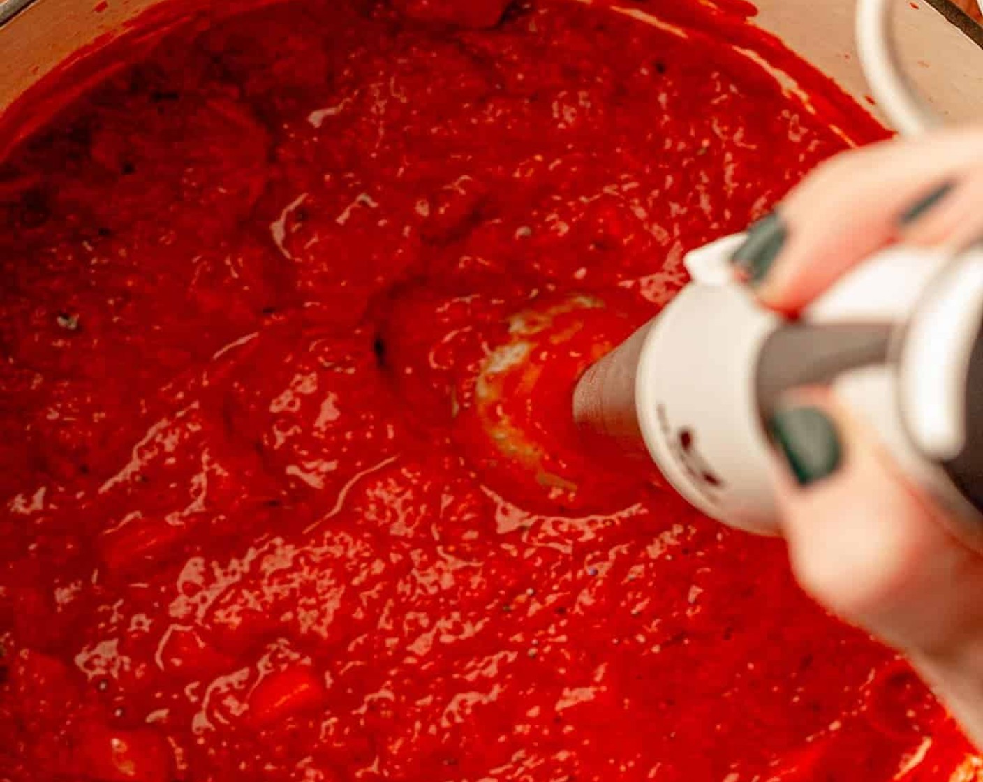step 7 Turn off the heat, allow the sauce to cool for a few minutes, then blend with an immersion or a traditional blender until smooth.