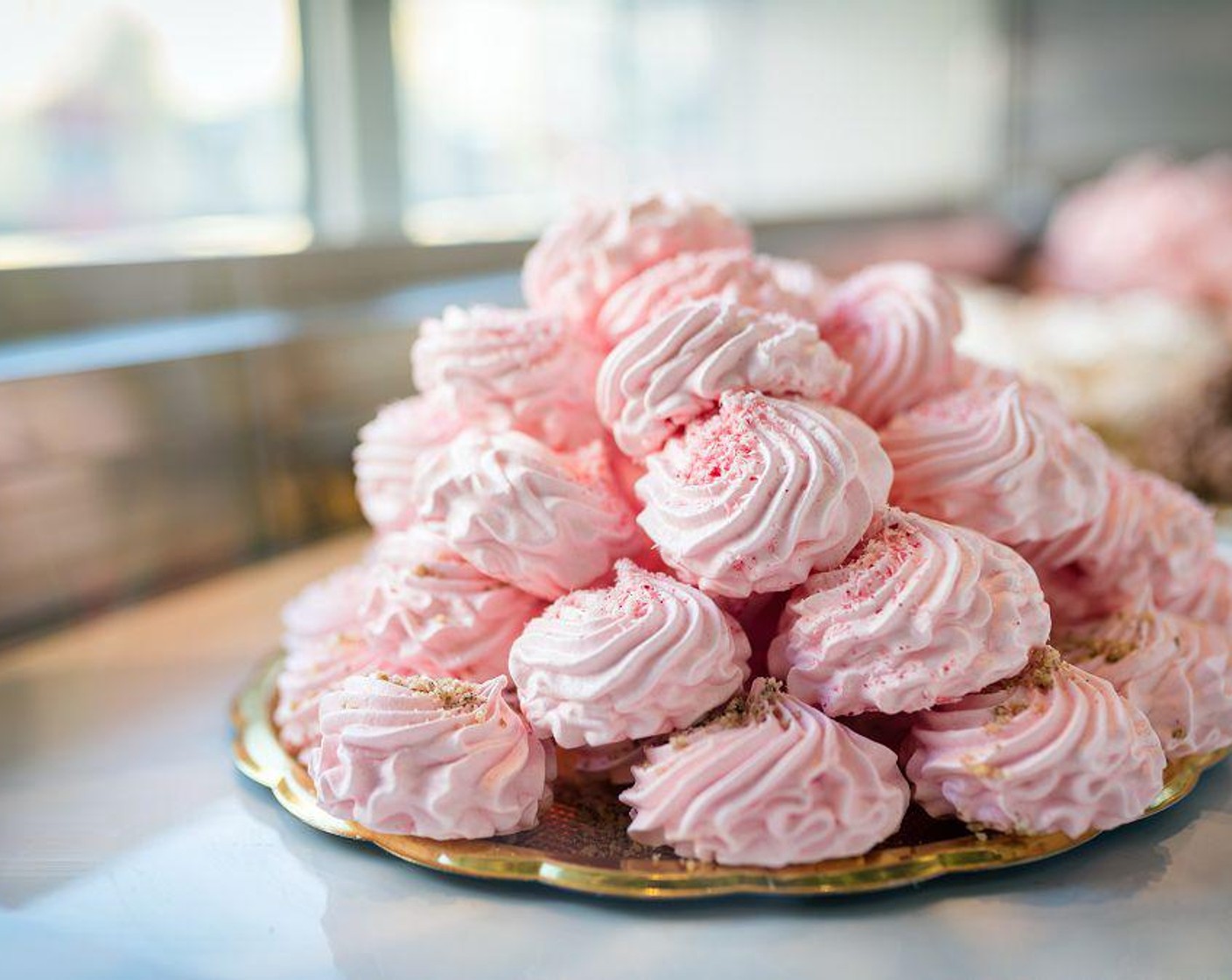 step 5 Let the meringue cool completely on wire racks before serving or storing. Meringues can be kept at room temperature. When stored in an airtight container and placed in a cool, dry place, meringues can stay fresh for 2 weeks.