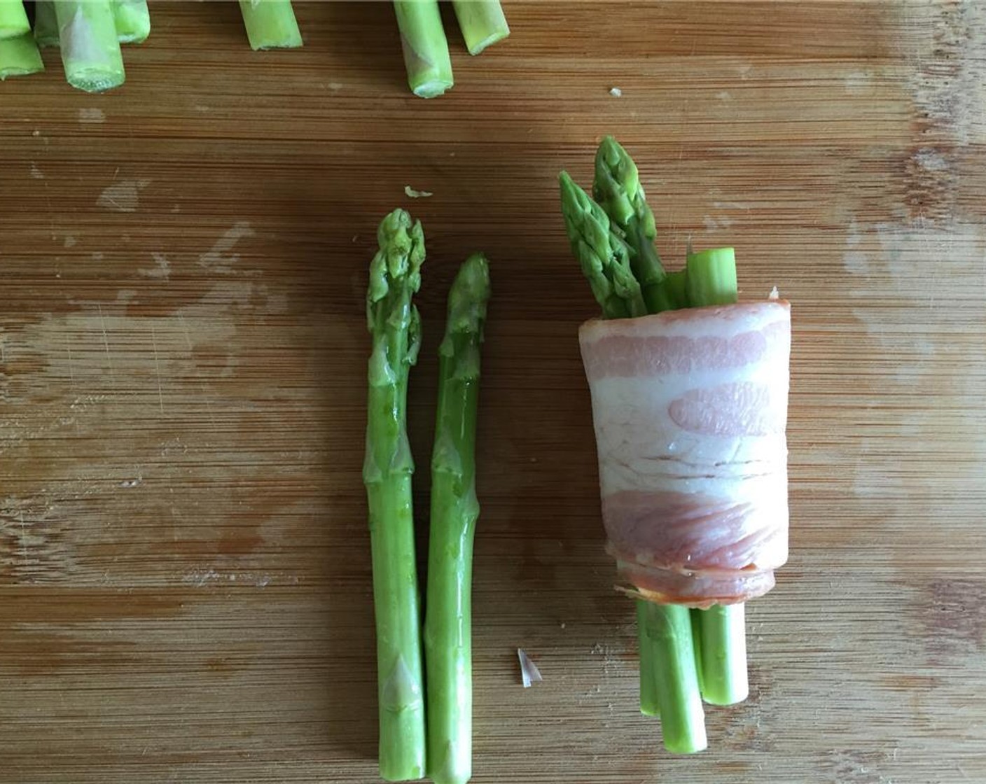 step 7 Carefully roll the bacon slice together tightly, make sure the asparagus parts won't fall out.