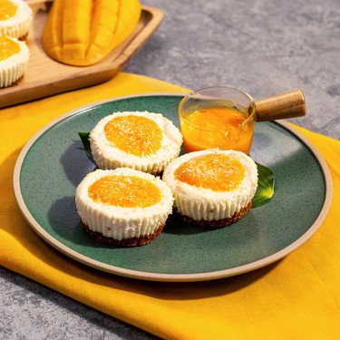 Mini No-Bake Coconut Cheesecake with Mango Purée Recipe | SideChef