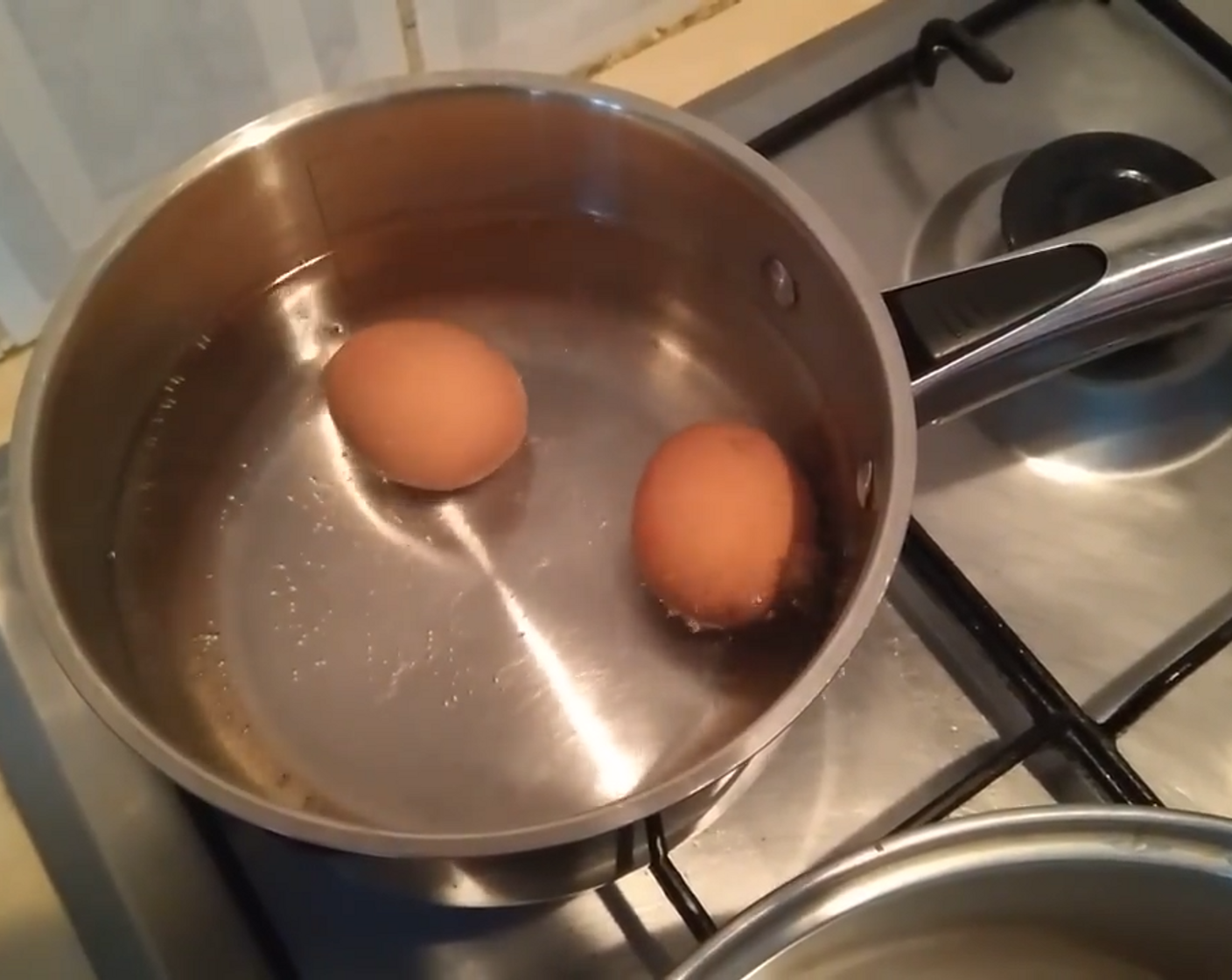 step 2 In a pot with boiling water add the Eggland's Best Classic Eggs (2) and cook them for 10 minutes.