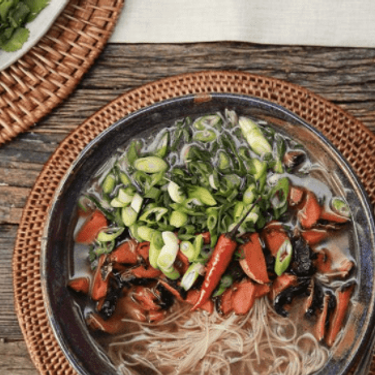 Faux “Pho” with Rice Noodles, Mung Bean Sprouts, Charred Carrots and Spring Onions Recipe | SideChef