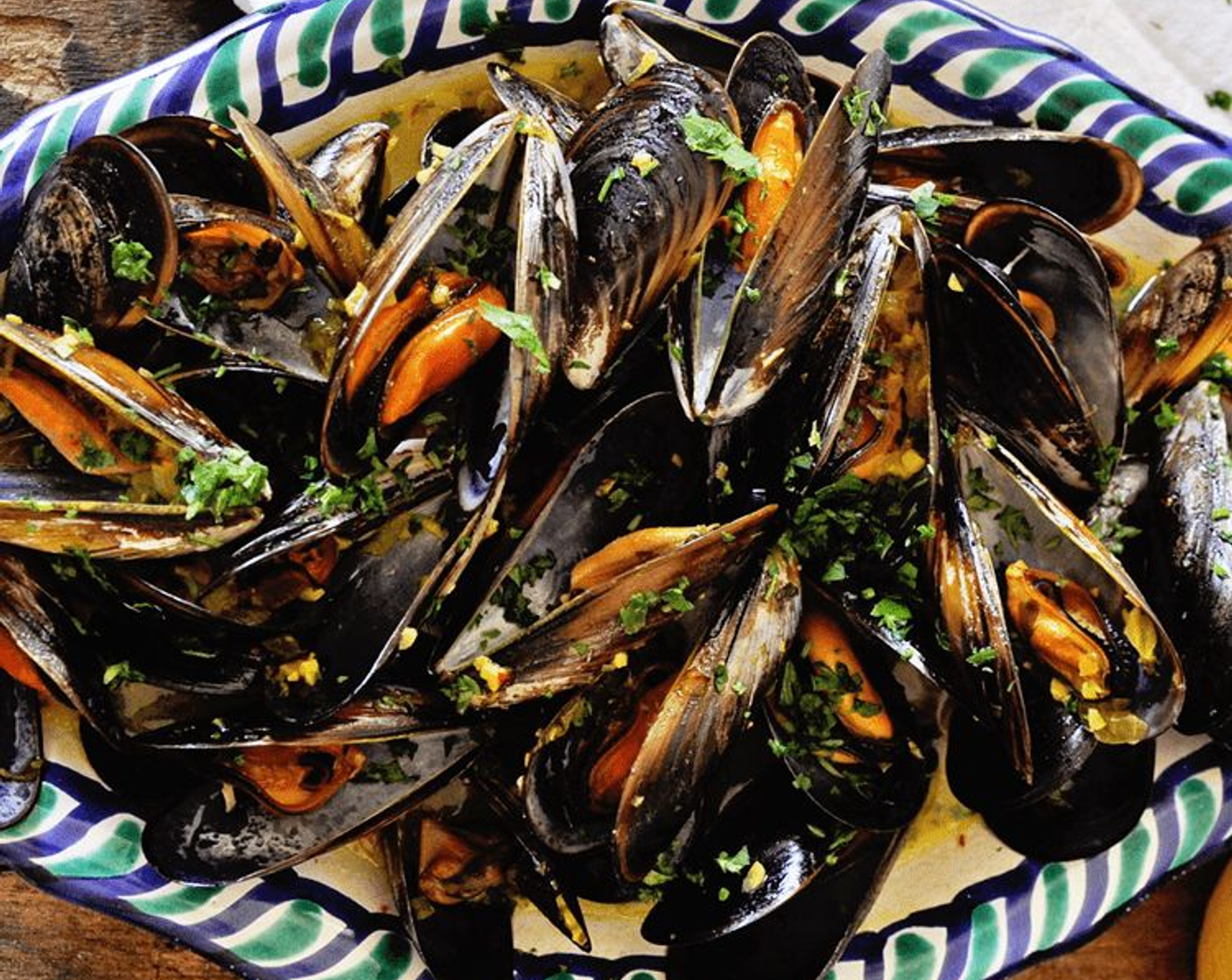 Steamed Mussels with Garlic Saffron Sauce