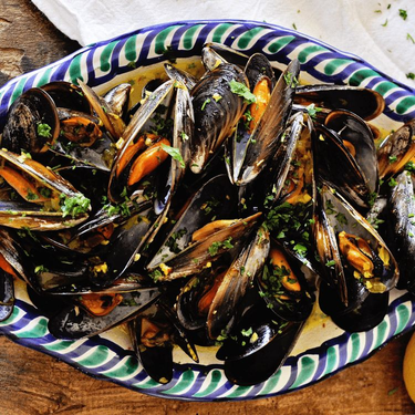 Steamed Mussels with Garlic Saffron Sauce Recipe | SideChef