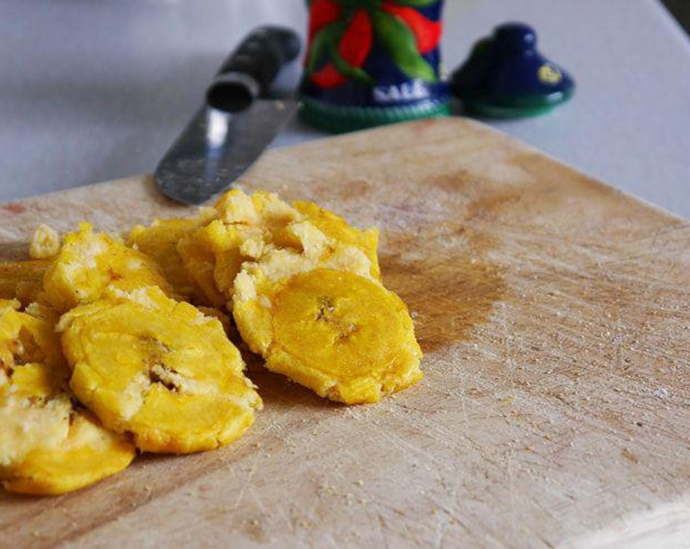 step 5 On a chopping board or work service, sprinkle Salt (1 pinch) and McCormick® Garlic Powder (1 pinch). Using an object with flat bottom, squash each slice gently but firm. You want the borders of the slices to "open" or "spread" as this is what's going to give the crispness. Repeat the process for all slices