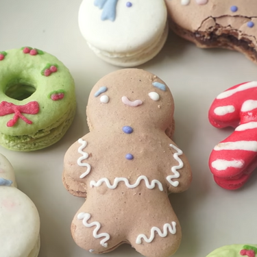 Christmas Wreath Macarons with Matcha Buttercream Recipe | SideChef