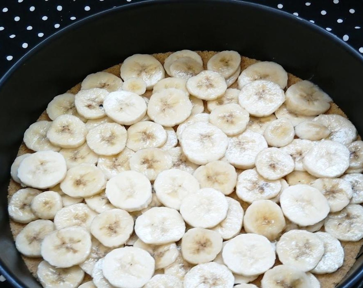 step 4 Once the biscuit layer is set, slice the Bananas (3) and layer it on top of the biscuit layer